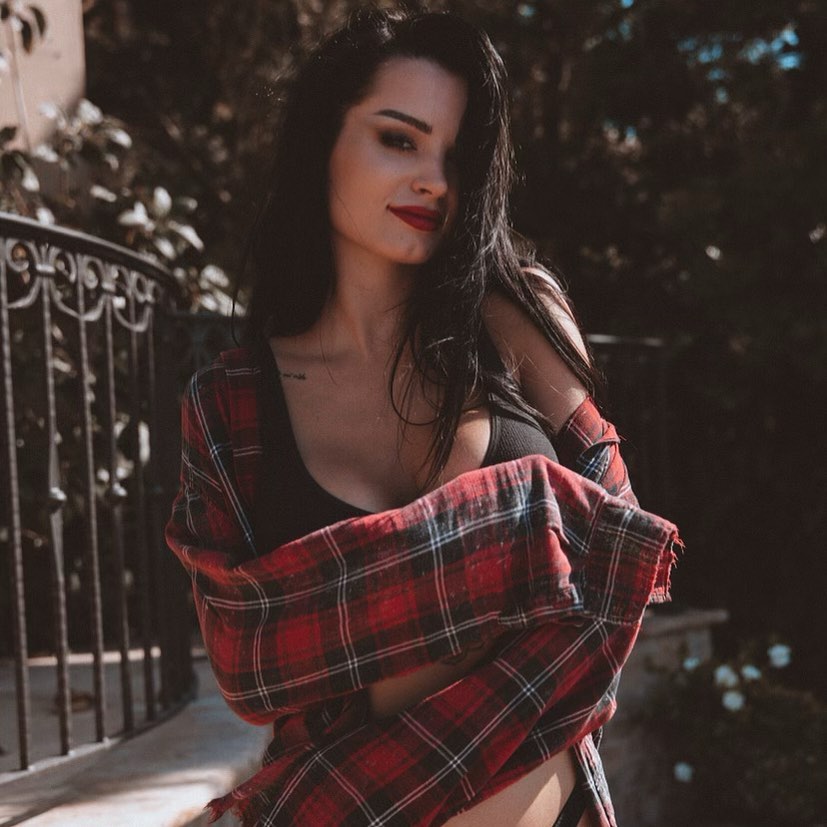 WWE Star Paige Posts Latest Pictures Of Her Brunette Look 2