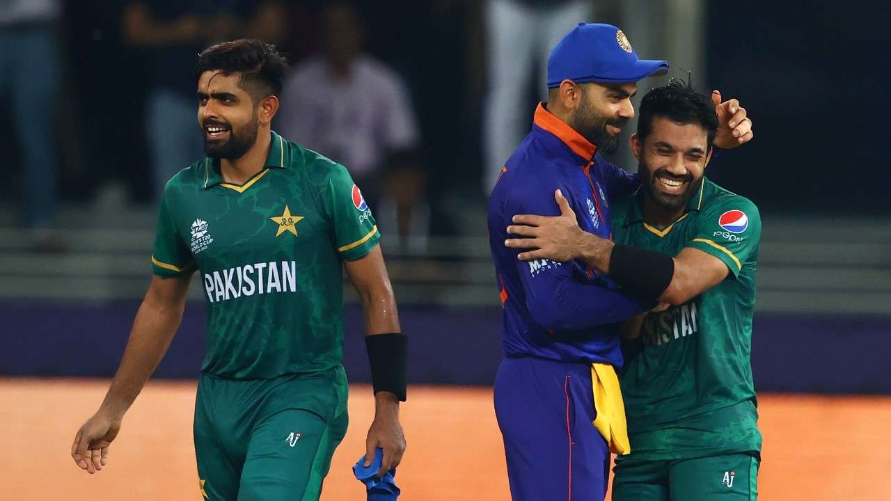 Mohammad Rizwan, Babar Azam, and Virat Kohli share a heartfelt moment after Ind vs Pak game | Photo: T20 World Cup / ICC