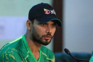 Mashrafe Bin Mortaza addresses the media in Dhaka © Getty Images