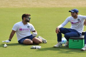 Indian cricketers Rishabh Pant (L) and Shubman Gill (R) (Photo by Indranil MUKHERJEE / AFP)