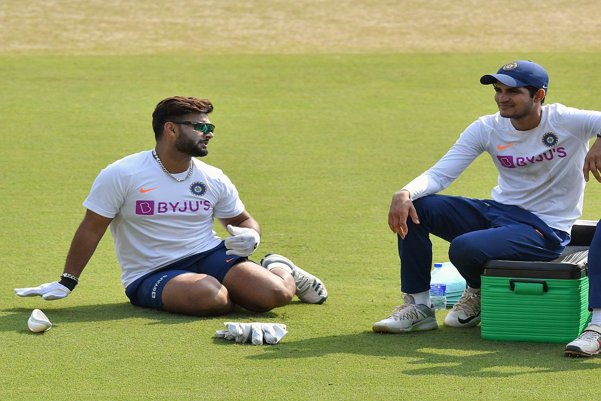 Indian cricketers Rishabh Pant (L) and Shubman Gill (R) (Photo by Indranil MUKHERJEE / AFP)