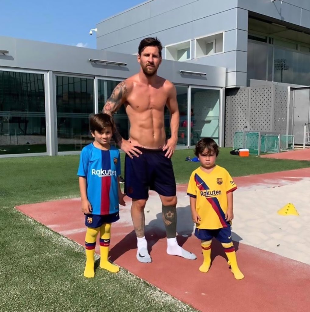 Lionel Messi with his sons Thiago and Mateo