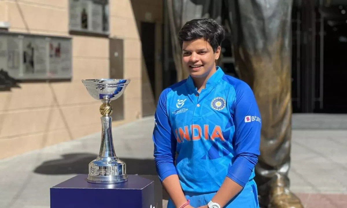 Shafali Verma with the U19 World Cup Trophy (Source: BCCI)