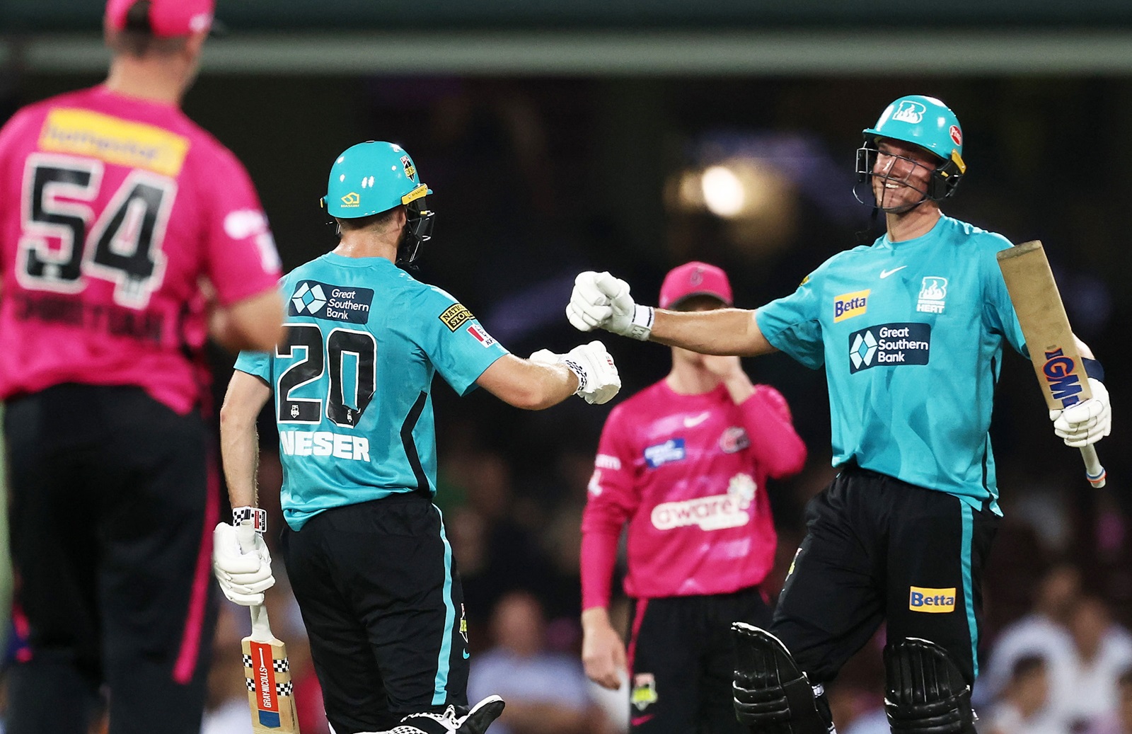 Brisbane Heat beat Sydney Sixers