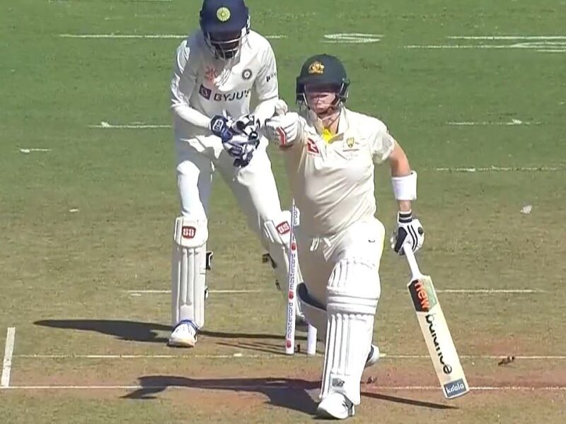 Steve Smith with a congratulatory thumbs up for Ravindra Jadeja