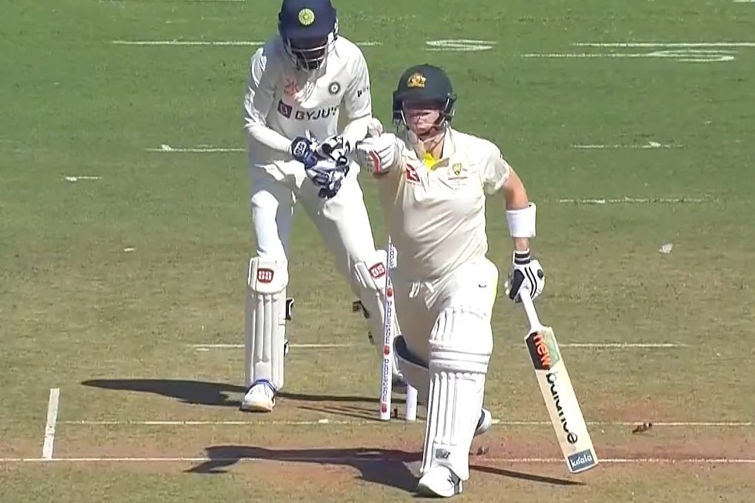 Steve Smith with a congratulatory thumbs up for Ravindra Jadeja