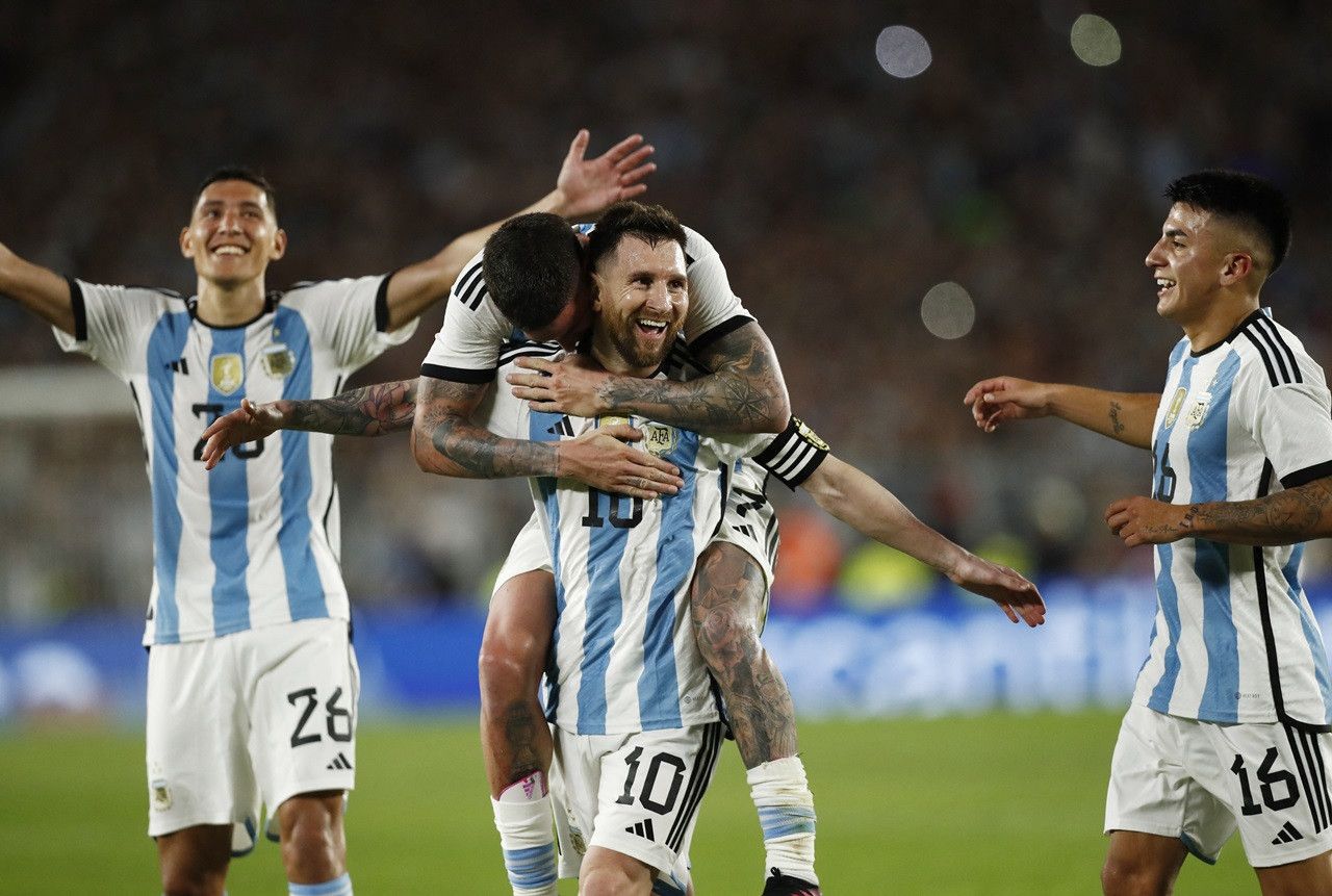 Lionel Messi Is Flocked By Panama Players For Photos And Autographs On Shirts After Argentina Win 2 Lionel Messi