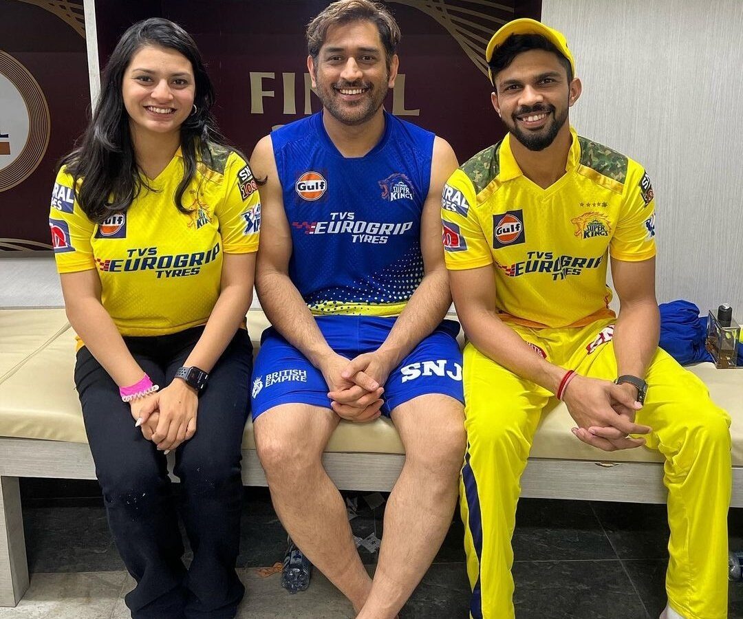 Ruturaj Gaikwad and Utkarsha Pawar with MS Dhoni