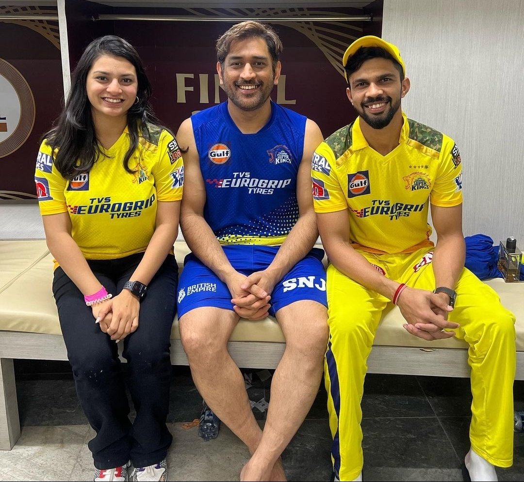 Ruturaj Gaikwad and Utkarsha Pawar with MS Dhoni