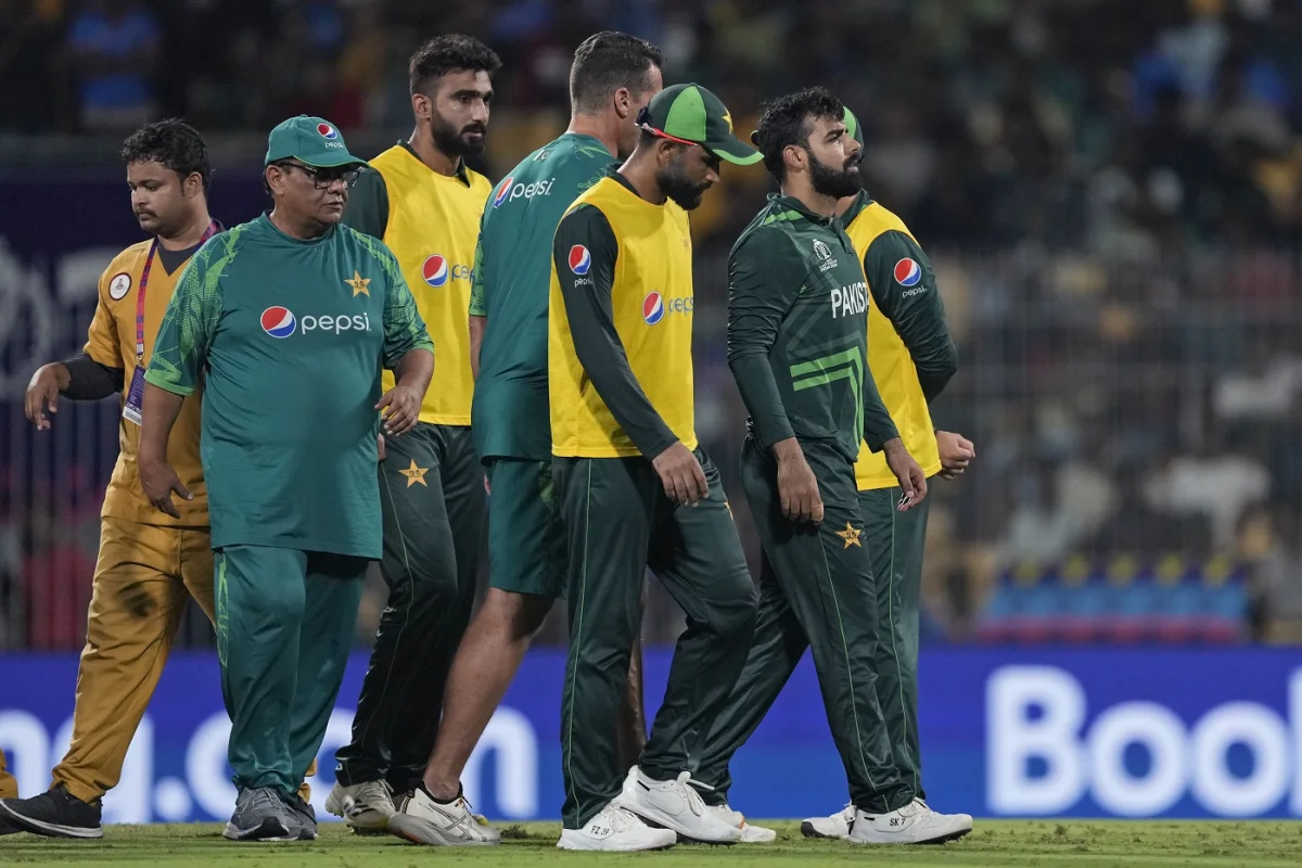Shadab Khan Walking Off After Being Hit In Head