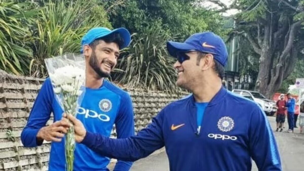 Khaleel Ahmed and MS Dhoni.