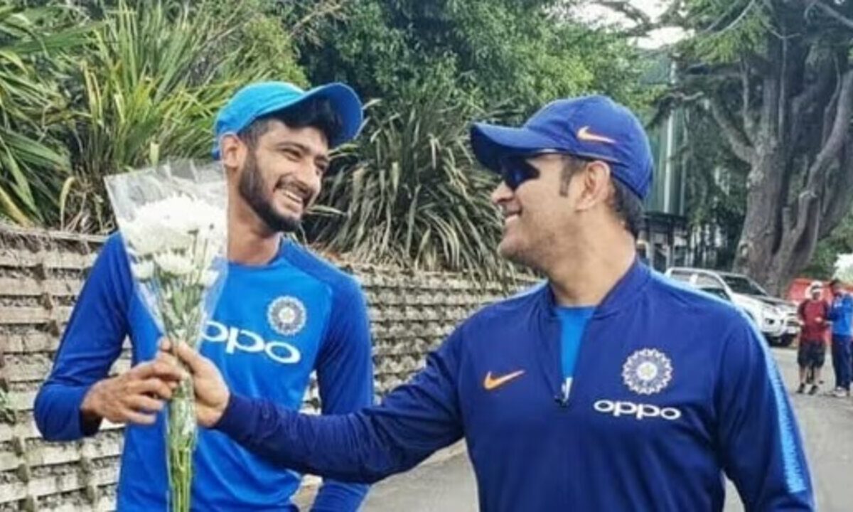 Khaleel Ahmed and MS Dhoni.