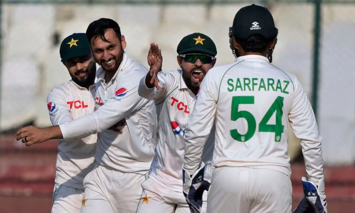 Babar Azam and Pakistan team. Photo- PCB