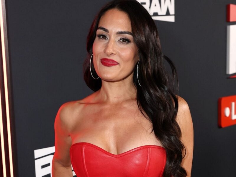 Nikki Bella Reunites With WWE Divas On Raw’s Netflix Premiere Episode