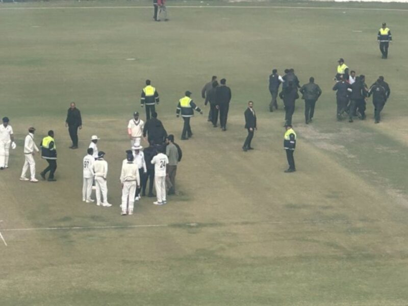 Three Fans Rush At Virat Kohli In Ranji Trophy 2024-25!! Massive Security Breach At Arun Jaitley Stadium