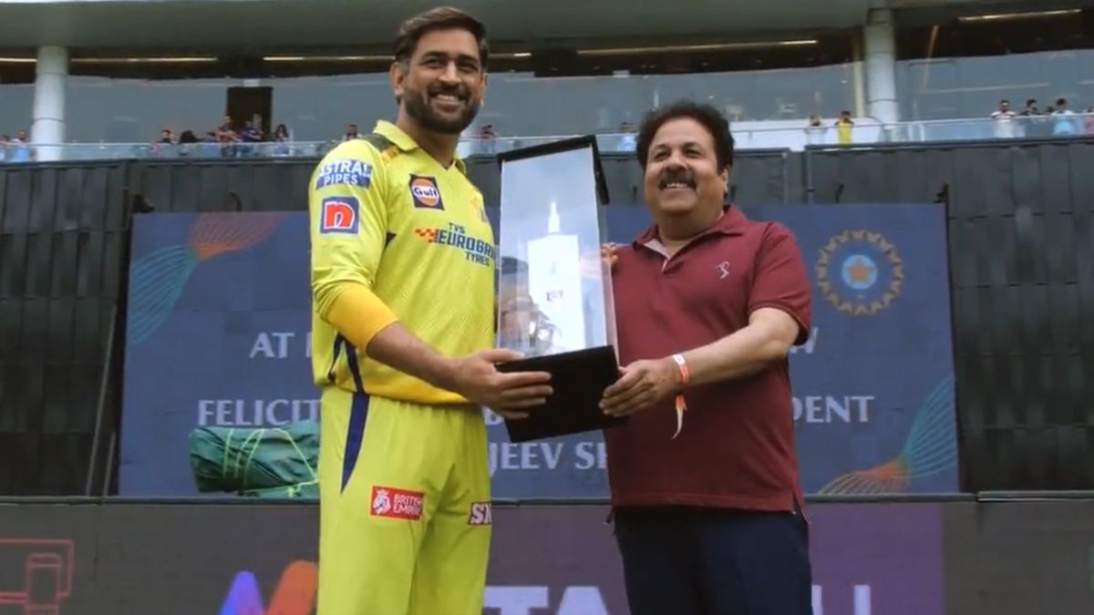 MS Dhoni and Rajeev Shukla. Photo- IPL